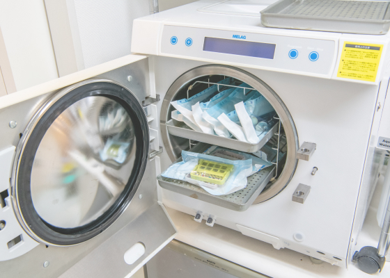 器具の除菌・滅菌、院内の空気清浄など、感染症対策を実施しています。